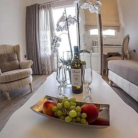 Delfini Santorini 3* Oia
