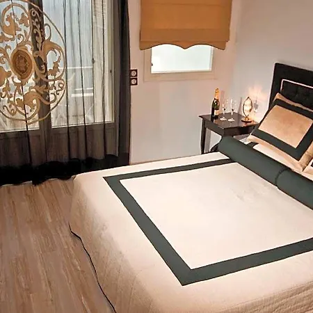 Delfini Santorini 3* Oia