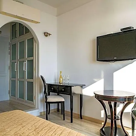 Delfini Santorini 3*