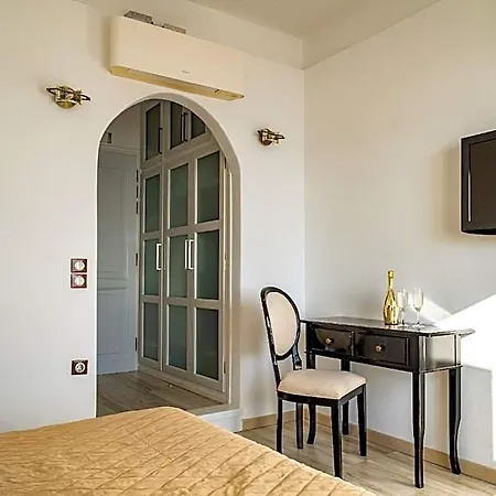Delfini Santorini Hotel 3*