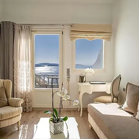Delfini Santorini Oia