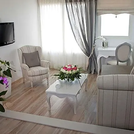 Hotel Delfini Santorini 3*