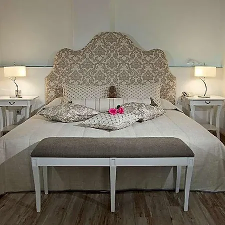 Hotel Delfini Santorini